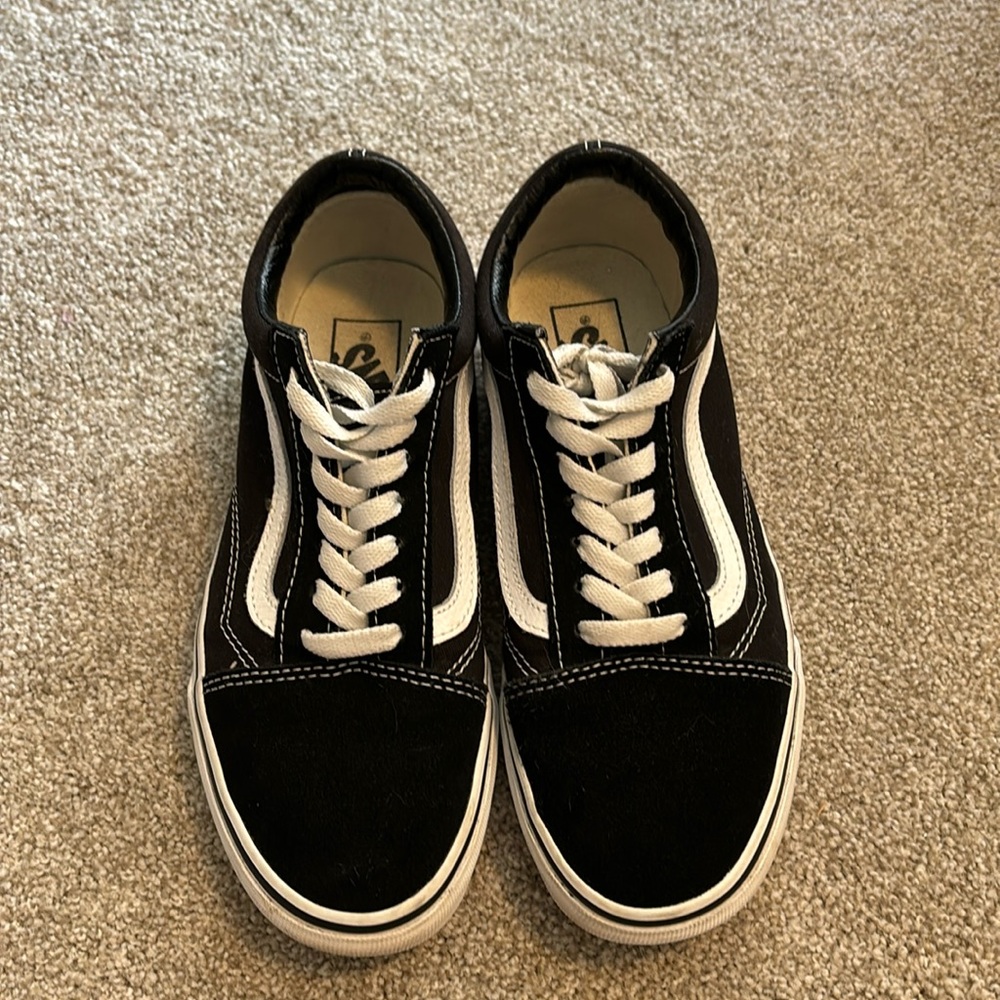 Vans Off the Wall black and white shoe, size 6 men’s or 7.5 women’s.